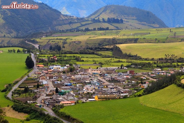 Immagine Veduta aerea di Lloa, pittoresco villaggio vicino a Quito, Ecuador, immerso tra le Ande e il verde abbagliante dei pascoli - © Ammit Jack / Shutterstock.com