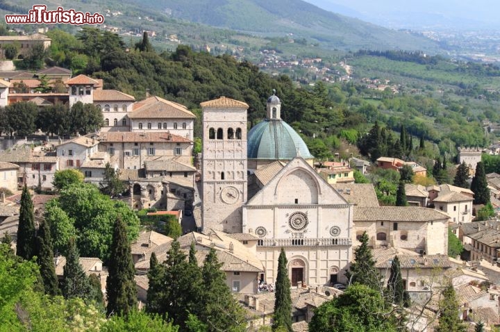 Immagine Veduta dall'alto di Assisi e della Chiesa di San Rufino.  Fulcro della "cittadella dei canonici", la fondazione del duomo attuale risalirebbe all'incirca all'VIII° secolo. Nel 1253 venne consacrato l'intero edificio di culto da papa Innocenzo IV°. Osservando la chiesa, a spiccare alla sinistra della sua facciata è il maestoso campanile romanico con la cella campanaria decorata con doppie bifore - © alessandro0770 / Shutterstock.com