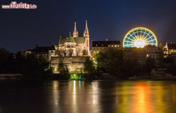 Immagine Fotografia notturna di Basilea, Svizzera - Nonostante sia la città europea con più musei in assoluto, Basilea non vanta solo un'anima cuturale e storica ma anche un altrettanto interessante aspetto vivace e moderno che ne fa un luogo perfetto per i giovani. Sono tante le attrattive offerte di sera come ristoranti, pub e luoghi alla moda fra cui scegliere per poter vivere la città ad ogni ora. Fra le cose da non perdere consigliamo una bella passeggiata per ammirare le due sponde del Reno al calar della luce © Leonid Andronov / shutterstock.com