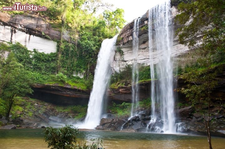 Immagine Cascata di Huai Luang, Ubon Ratchathani - Ribattezzata con il nome di Triangolo di Smeraldo, per richiamare il più famoso Triangolo d'Oro della Thailandia e il colore verde smeraldo che caratterizza i paesaggi di questo territorio, la regione di Ubon Ratchathani offre scorci panoramici e ambienti naturali di grande fascino. Se i più avventurosi possono dedicarsi a sport estremi provando l'emozione di lanciarsi giù per le rapide, gli appassionati di escursionismo possono raggiungere le splendide cascate che costellano questo territorio fra cui quelle di Huai Luang circondate da pareti di roccia © Jakrapong phaophom / Shutterstock.com