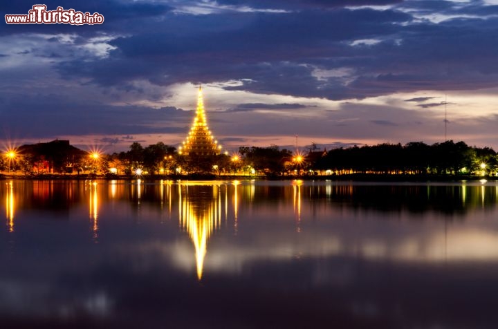 Immagine Scorcio notturno di Khon Kaen, Thailandia - Fra le principali città della Thailandia, Khon Kaen è la capitale dell'omonima provincia e del distretto che porta lo stesso nome. Si estende su un'area di circa 46 chilometri quadrati e ha una popolazione di poco meno di 118 mila abitanti. Importante centro economico, politico e culturale di questo angolo del paese, Khon Kaen ospita numerosi templi buddisti e un interessante museo che ospita reperti archeologici, oggetti d'arte e gioielli. Qui una splendida fotografia notturna che ritrae la città © 29october / Shutterstock.com