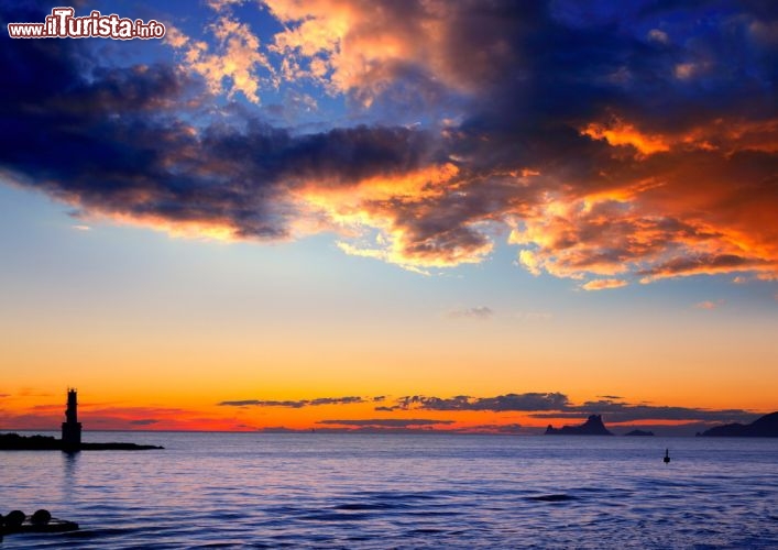 Immagine Tramonto a Formentera, Baleari, Spagna. Il faro del porto di La Savina guarda il faro dell'isola di Es Vedra, Riserva Naturale disabitata 2 km a sud-ovest di Ibiza - © holbox / Shutterstock.com