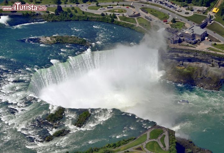 Immagine Fotografia aerea delle Niagara Falls: tra le tante attività, è possibile sorvolare le cascate con un tour in elicottero, della durata di pochi minuti, al costo di circa 130 $ a persona - Foto © SF photo / Shutterstock.com