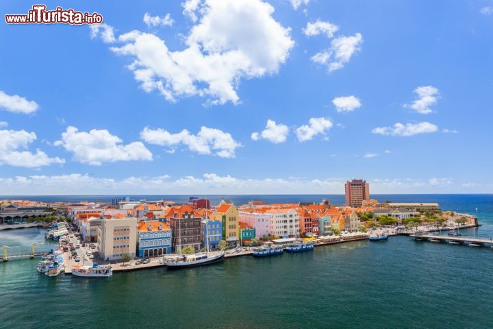 Immagine Fotografia aerea di Willemstad con i suoi quartieri coloniali. Siamo a Curacao, nelle ex Antille olandesi - © Sorin Colac / Shutterstock.com