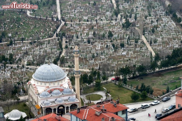 Immagine Fotografia aerea del centro di Konya, Turchia. Situata sulla strada che collegava Costantinopoli a Antiochia, questa località fu un'importante città romana e bizantina - © Prometheus72 / Shutterstock.com