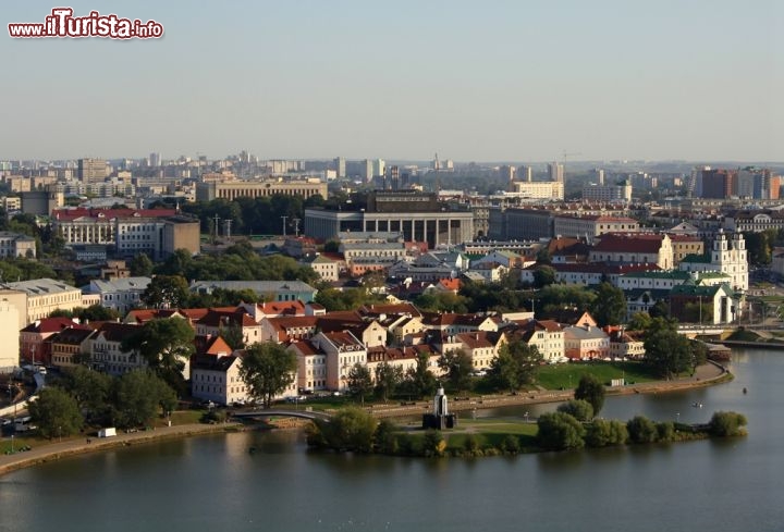 Immagine Veduta aerea del centro di Minsk, capitale della Bielorussia. Dopo la seconda guerra mondiale la città sulle rive del fiume Svislach era ridotta a un cumulo di macerie, e la Minsk di oggi è completamente nuova: per la rinascita si è deciso di ricominciare da zero, e quasi niente di antico è stato recuperato - © yuri4u80 / Shutterstock.com
