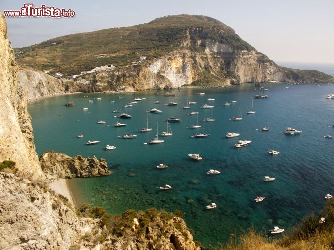 Immagine Fotografia aerea costa isola di Ponza barche - © Jack Aiello / Shutterstock.com