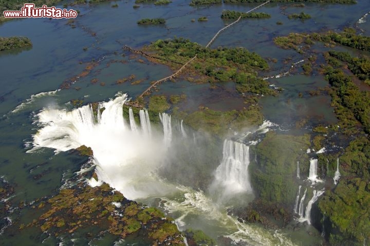 Immagine Fotografia aerea delle cascate di Foz du Iguacu in Brasile - © AdStock RF / Shutterstock.com