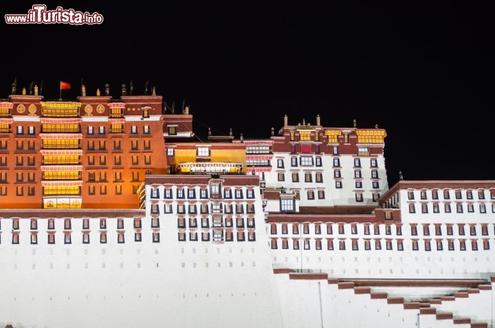 Immagine Fotografia notturna del monumento principale di Lhasa in Cina: il grande Palazzo Potala, simbolo del Tibet  e sede del Dalai Lama, oramai esiliato da decenni, dopo la conquista del Tibet da parte del gioverno cinese - © zhangyouyang / Shutterstock.com