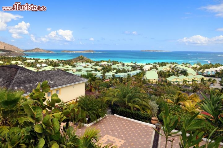 Immagine Fotografia delle case e del mare sull'isola di Sint Maarten ai caraibi - © R. Gino Santa Maria / Shutterstock.com