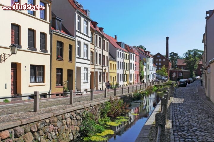 Immagine Fotografia del centro di Wismar: il canale Grube è l'ultimo rimasto dell'antica rete di corsi d'acqua artificiali che percorrevano la città portuale del Baltico - © ArTono / Shutterstock.com