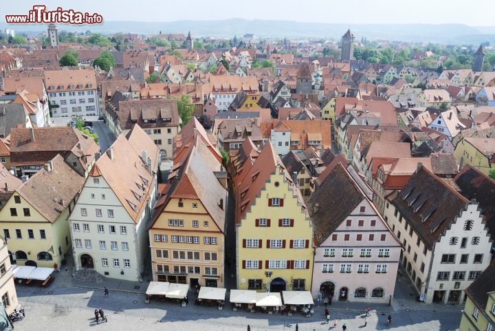 Immagine Foto panoramica su Marktplatz, Rothenburg - Questa suggestiva cittadina della Baviera, a 425 metri di altezza sul livello del mare, vanta come molte località tedesche una bella piazza centrale chiamata Marktplatz, piazza del mercato, circondata da edifici di grande rilevanza fra cui il Municipio. Nell'immagine lo splendido panorama che si può ammirare dall'alto su Marktplatz © manfredxy / Shutterstock.com