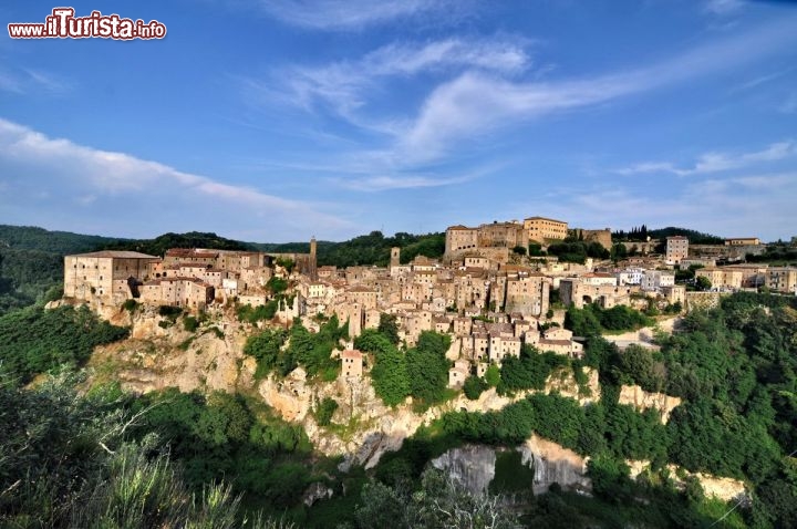 Immagine Fotografia del Borgo di Sorano, poco prima del tramonto, come si mostra in estate