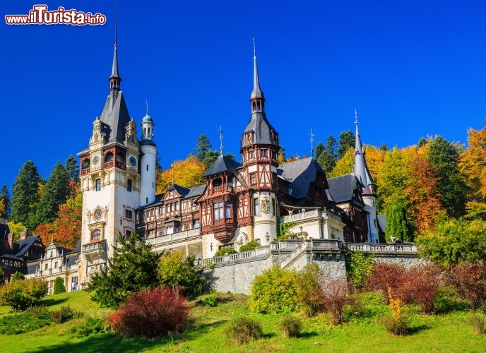 Immagine Fotografia in autunno del Castello di Peles a Sinaia in Romania - © Sorin Colac / Shutterstock.com