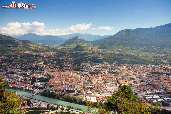 Immagine Fotografia aerea di Trento - Capoluogo dell'omonima provincia e della regione autonoma Trentino Alto Adige, Trento è un comune italiano che conta 118 mila abitanti. Situato nella valle del fiume Adige a circa 150 km dalla sua sorgente e a 60 km da Bolzano, Trento ha mantenuto nel tempo uno stretto legame con la montagna che è parte integrante dei suoi suggestivi panorami  © Bartek Lichocki / Shutterstock.com