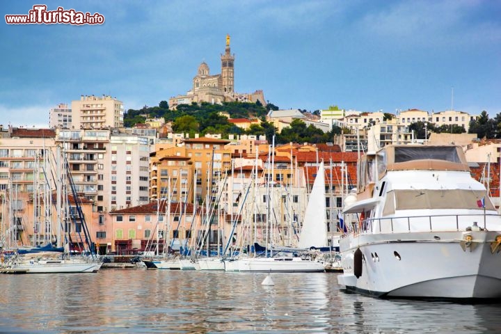 Immagine Fotografia del centro storico di Marsiglia, in alto Notre Dame de la Garde - © PHOTOCREO Michal Bednarek / Shutterstock.com