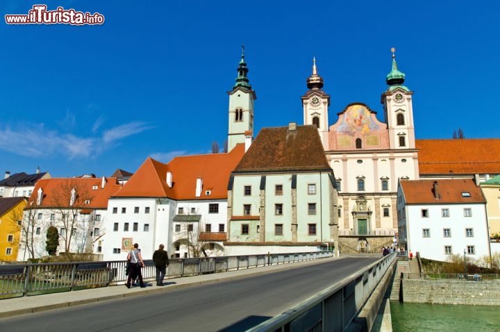 Immagine Fotografia della citta di Steyr nel nord dell'Austria. E' anche chiamata al città dei 119 ponti e si trova alla confluenza dell'omonimo fiume con il corso dell'Enns, uno degli affluenti austriaci del Danubio - © Lisa S. / Shutterstock.com