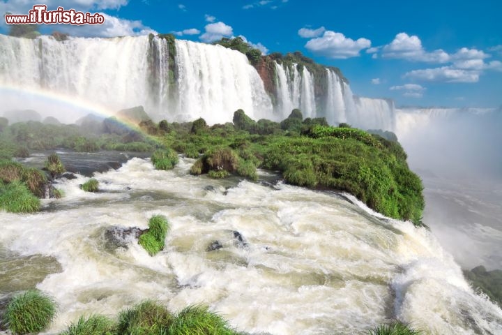 Immagine Fotografia delle cascate di Iguacu che si trovano vicino al confine tra Paraguay, Argentina e Brasile - © Migel / Shutterstock.com 