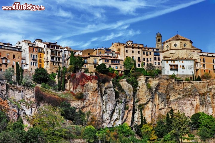 Immagine Il borgo di Cuenca, nel cuore de La Mancia, ha case fitte tra di loro, colorate e traforate da mille finestre, che si affacciano a strapiombo sul paesaggio circostante.  - © leoks / Shutterstock.com