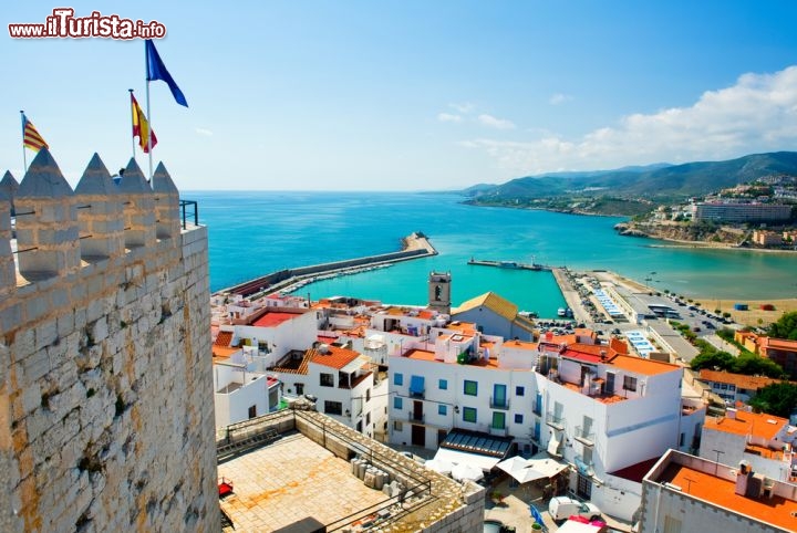 Immagine Fotografia di Peniscola come appare vista dal Castello dei Templari: ci troviamo nella Spagna - orientale, non distante da Valencia © Alexander Tihonov / Shutterstock.com