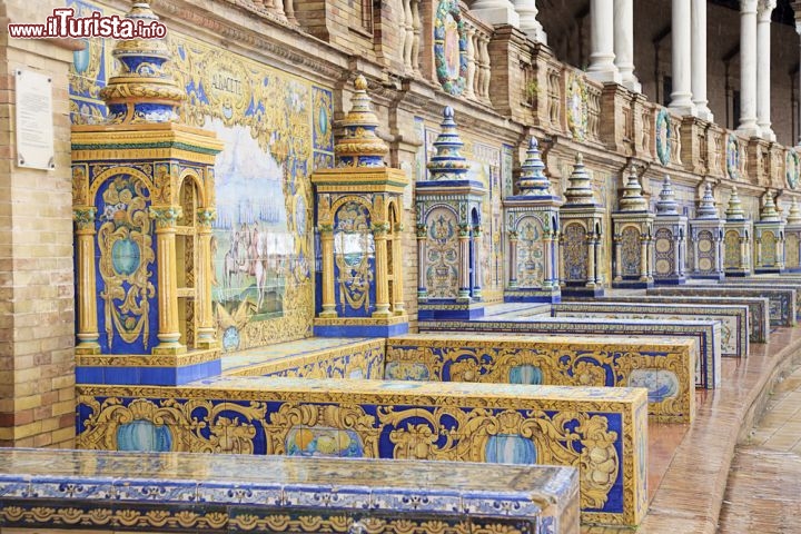 Immagine Lungo il perimentro della Piazza di Spagna, a Siviglia, se ne stanno le bellissime panchine di azulejos, le piastrelle di ceramica smaltata e decorata tipiche della tradizione spagnola e portoghese. Ogni panchina rappresenta una delle antiche province di Spagna - © Pabkov / Shutterstock.com