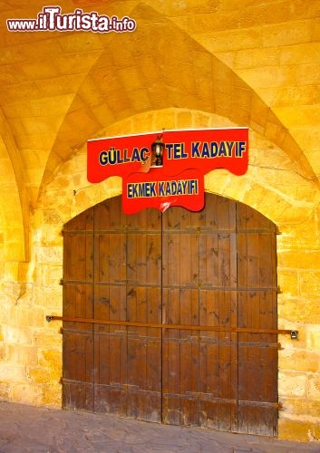 Immagine Un negozio turistico del centro di Nicosia a Cipro - © Nikos Psychogios / Shutterstock.com