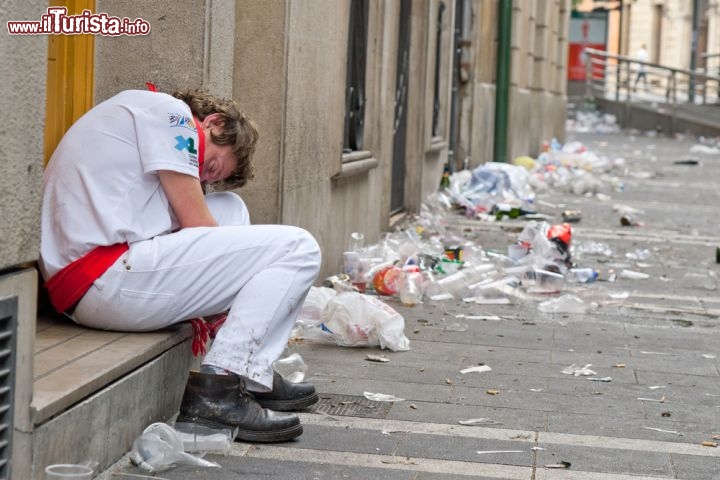 Immagine Le strade di Pamplona dopo la Festa di San Firmino, che ogni anno comincia il 6 e si conclude il 14 luglio. Il "day after" è silenzioso, malridotto e stropicciato: la città deve riprendersi dal fragore della settimana precedente, dagli innumerevoli brindisi e dalla frenesia di oltre un milione di turisti - © Migel / Shutterstock.com