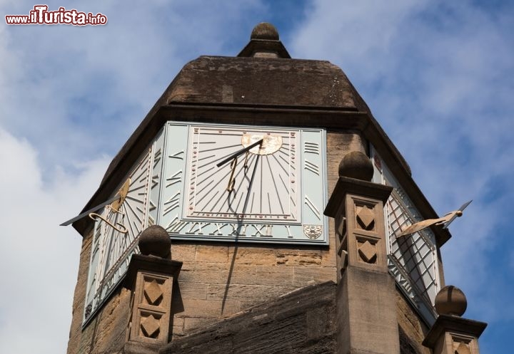 Immagine Fotografia di alcune meridiane a Cambridge, Inghilterra - In questa bella città britannica si trovano diversi quadranti solari. Sei di questi si trovano sulla cupola che sovrasta la Gate of Honour che dal Senate House Passage conduce sino al parco del Gonville e Caius College. Le meridiane risalgono al 1963 e sostituiscono quelle precedenti. Le faccie sono dipinte in nero e blu con cornici e numeri in pasta di vetro dorata. Quattro si possono osservare dalla strada mentre le altre due sono orientate a nord e sono visibili dall'interno © Ilia Torlin / shutterstock.com