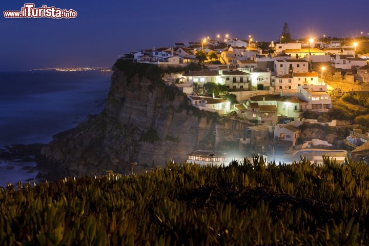 Immagine Fotografia notturna di Azenhas do Mar, il villaggio costiero del Portogallo - © Andre Goncalves / shutterstock.com