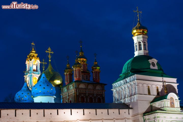 Immagine Fotografia notturna di Sergiev Posad, in particolare il complesso della Trinità di San Sergio, uno dei capolavori architettonici della Russia - © Evgeny Eremeev / Shutterstock.com