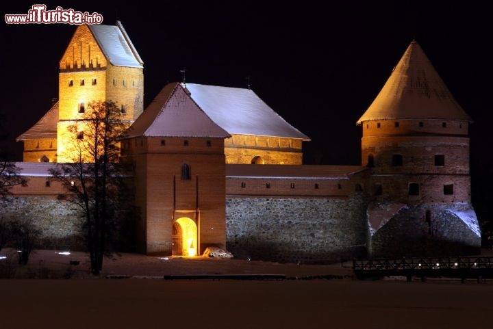 Immagine Fotografia notturna di Trakai in inverno, dopo una nevicata. Ci troviamo in Lituania, a circa 30 km da Vilnius - © Alexey Goosev / Shutterstock.com
