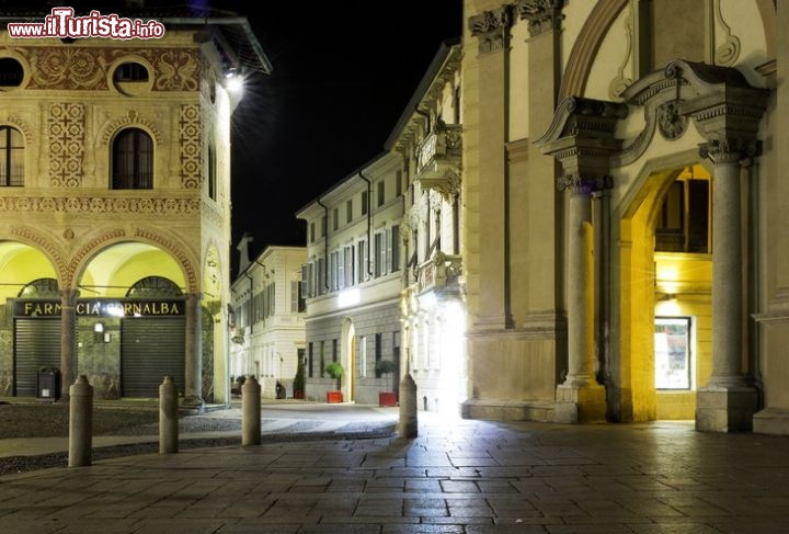 Immagine Fotografia notturna del centro storico di Vigevano - © Steve Sidepiece / Shutterstock.com