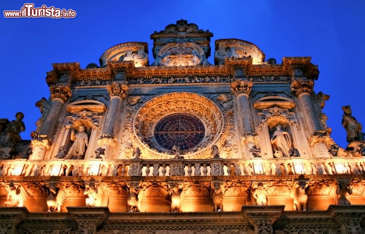 Immagine Fotografia notturna della facciata della chiesa di Santa Croce, tempio barocco tra i più conosciuti a Lecce. Venne eretta a metà del 16° secolo dagli artisti mario Manieri e Maurizio Calvesi. I fondi scaturiti dalla grande vittoria di Lepanto, nel 1572 consentirono gli abellimenti barocchi della sua facciata, in pietra leccese, una arenaria locale        - © Kushch Dmitry / Shutterstock.com