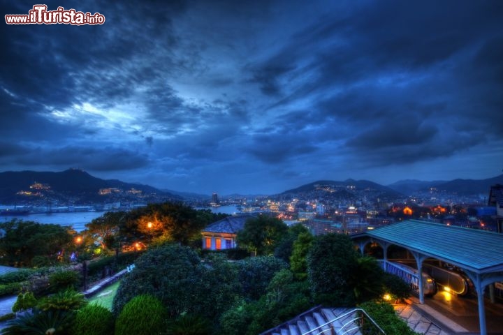Immagine Notte sui giardini di Nagasaki: pace, un cielo suggestivo e qualche luce nel buio - © TOMO / Shutterstock.com