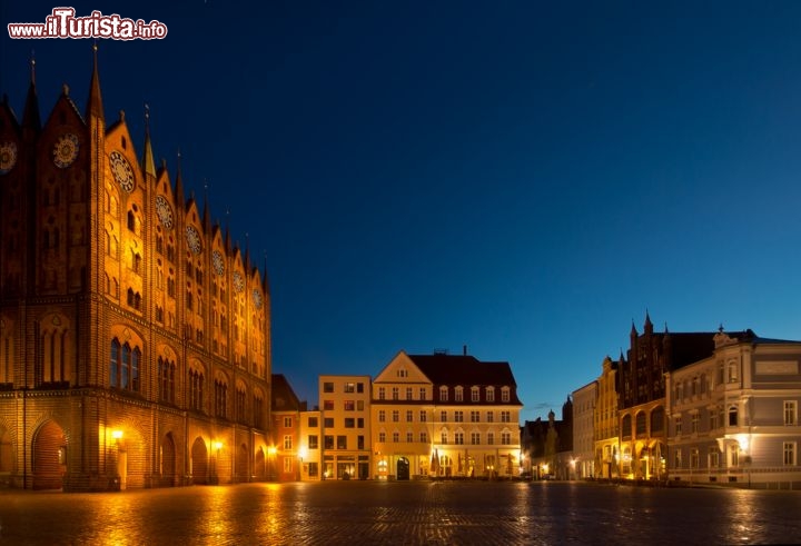 Immagine Fotografia notturna della piazza centrale di Stralsund, la cittò portuale del nord della Germania, nel Land di Meclemburgo-Pomerania - © BiFretschi / Shutterstock.com