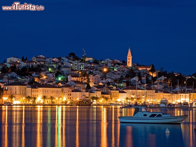 Immagine Fotografia notturna del porto di Losinj, Croazia - A 150 km dalle coste italiane, Losinj è un vero e proprio gioiello turistico con mare limpido, rocce a strapiombo e spiagge appartate che rendono ancora più suggestiva una visita a questa'isola dalla forma stretta e allungata posta nel Golfo di Quarnaro. Se per secoli la sua economia si è basata sul commercio e la pesca, a partire dall'800 Losinj è diventata sempre più popolare e frequentata da turisti e viaggiatori © Sinisa Botas / Shutterstock.com