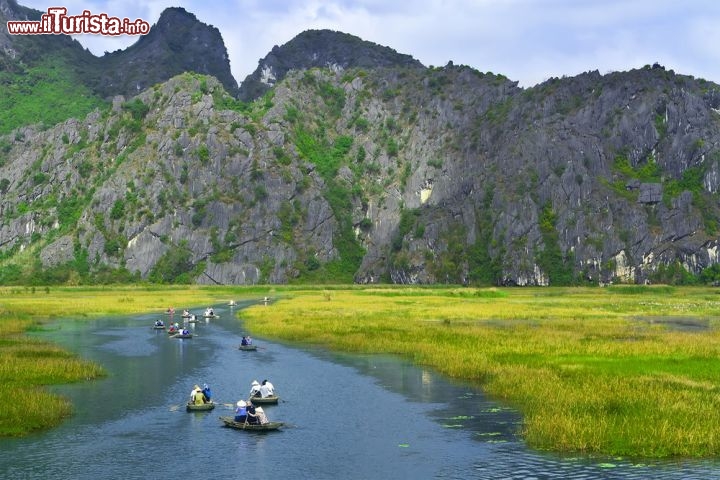 Immagine Fotografia del paesaggio, Ninh Binh, Vietnam: è una delle immagini classiche del paesaggio di Tam Coc nei pressi della città di Ninh Binh. Con le imbarcazioni a remi si raggiungono, e si entra, nelle tre grotte calcaree del sito - Foto © Piter HaSon / Shutterstock.com