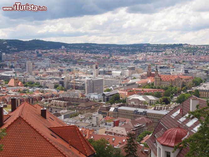 Immagine Veduta aerea di Stoccarda, capitale del land del Baden-Wurttemberg, nella Germania meridionale. La città è un importante centro amministrativo, economico e culturale, conosciuta per le industrie automobilistiche come Mercedes Benz e Porsche, ma anche ricca di monumenti che ne raccontano la lunga storia - © Claudio Divizia / Shutterstock.com