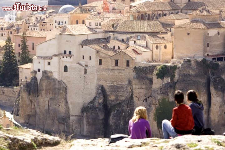 Immagine Veduta aerea di Cuenca, La Mancia, Spagna. Il centro storico è stato dichiarato Patrimonio dell'Umanità dall'UNESCO nel 1996: merito soprattutto delle case sospese, di origine gotica popolare, appollaiate su una parete di roccia che sovrasta il fiume Huécar - © Ana Menendez / Shutterstock.com