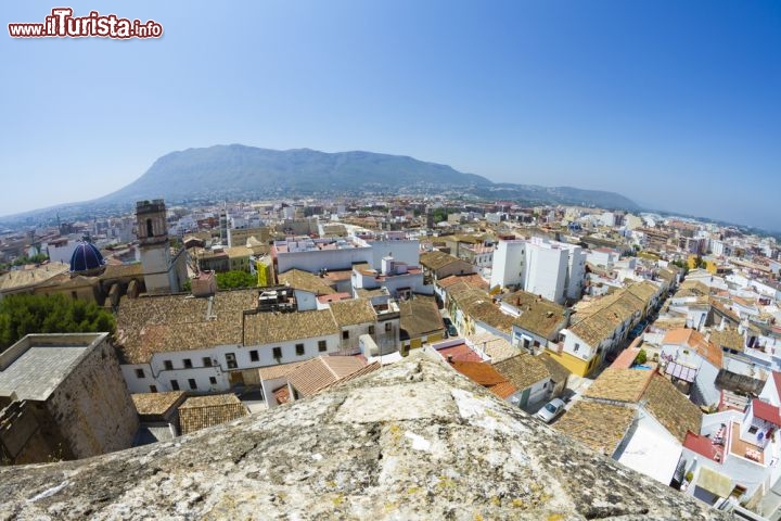 Immagine Fotografia del panorama di Denia in Spagna, nella regione di Alicante. In lontananza si scorge il tipico profilo del monte Mongò, della Costa Blanca (Comunità Valenciana) - © Fernando Cortes / Shutterstock.com