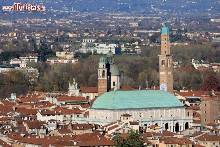 Immagine Ammirando Vicenza dall'alto è impossibile non notare la bella e imponente Basilica Palladiana - © federicofoto / Shutterstock.com