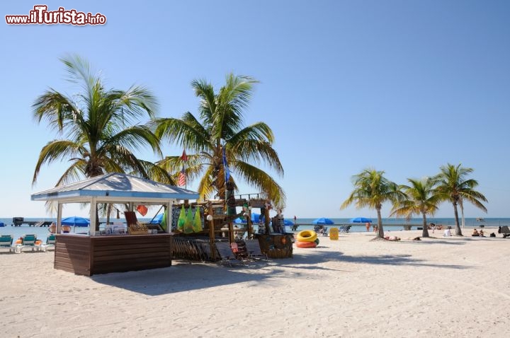 Immagine Estate sulla spiaggia di Key West, Florida - La più famosa fra le oltre 1700 isole e isolette che formano l'arcipelago delle Keys, conosciuta in tutto il mondo per aver ospitato personaggi del calibro di Ernest Hemingway e Harry Truman, Key West accomuna con lo stesso nome sia l'isola che la principale città di questo angolo di Stati Uniti, il più meridionale in assoluto. Proprio qui si trova la maggior parte delle attrazioni turistiche offerte dalle Florida Keys: perfette per chi cerca mondanità senza però rinunciare a quel tuffo nel passato in grado di offrire sapientemente ai turisti splendidi scorci su antiche tradizioni locali © Philp Lange / Shutterstock.com