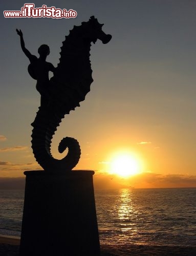 Immagine Statua a Puerto Vallarta: il lungomare - o malecòn - di Puerto Valalrta ospita uno dei simboli della città, la Estatua del Caballito de Mar che rappresenta un bimbo nudo che cavalca un cavalluccio marino. La scultura misura quasi tre metri d'altezza - © Bryan Brazil / Shutterstock.com
