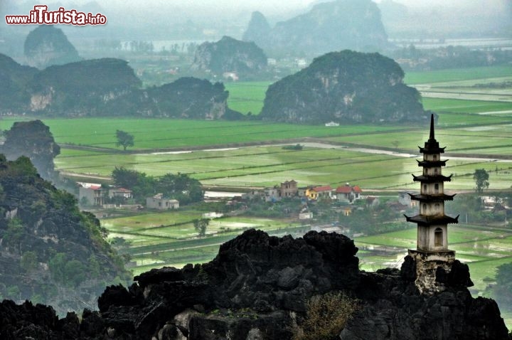 Immagine Fotografia della vista da Hang Mua, Ninh Binh: l'altare è dedicato a Quan Am e si trova sulla cima dell'altura da dove è possibile ammirare il panorama sottostante costellato di risaie - Foto © salajean / Shutterstock.com