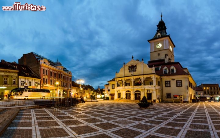 Immagine Piazza Sfatului di notte, Brasov - La bella decorazione geometrica che caratterizza la pavimentazione di Piazza del Consiglio diventa ancora più suggestiva di sera, al calar del sole, quando le luci artificiali si accendono sulla città e sul suo centro storico © David Ionut / Shutterstock.com