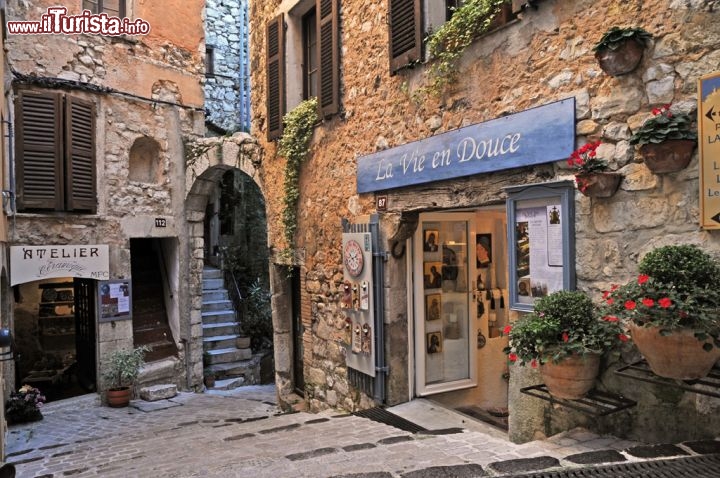 Immagine Scorcio panoramico del centro di Tourrettes sur Loup, Francia - Il perfetto connubio fra la pietra utilizzata per costruire dimore e palazzi storici e il legno, utilizzato come il ferro battutto per realizzare suggestivi dettagli, è ciò che mantiene intatto il fascino autentico di questo paesino di 4 mila abitanti che sorge a metà strada fra mare e montagna a 400 metri di altezza © Sonja Vietto Ramus