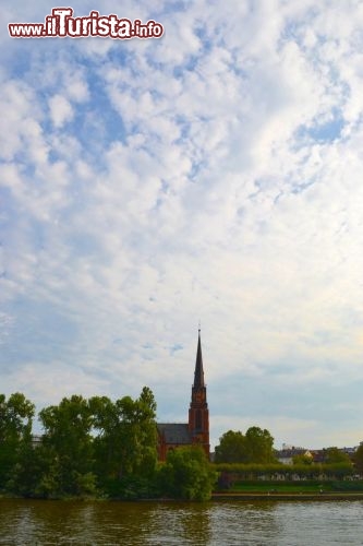 Immagine Francoforte: il grande campanile della chiesa Sachsenhausen (Germania)