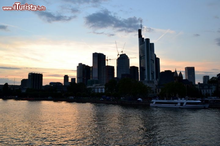 Immagine Tramonto a Francoforte sul Meno, con l'ibnconfondibile skyline del centro affari