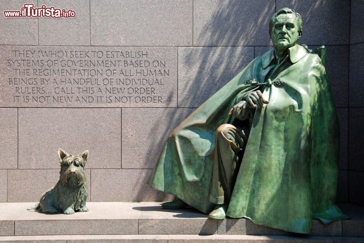 Immagine Franklin Delano Roosevelt Memorial in Washington DC, la capitale USA. Il 32° Presidente degl iStati Uniti è famoso per il suo New Deal, che rivoluzionò l'economia americana che faticava a riprendersi dopo la crisi del 1929. E' l'unico presidente che è stato eletto per più di due mandati, ed esattamente 4 volte in carica, dal 1931 al 1945, quando porì 3 mesi dopo il 4° insediamento - © Vacclav / Shutterstock.com