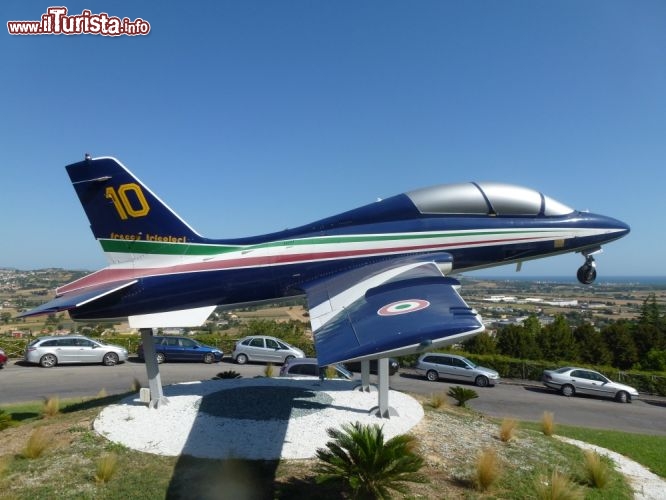 Immagine A Loreto si venera la Vergine Lauretana protettrice degli Aviatori. Davanti alla sede delle Frecce Tricolori è installato un velivolo della pattuglia acrobatica dell'Aviazione Militare Italiana